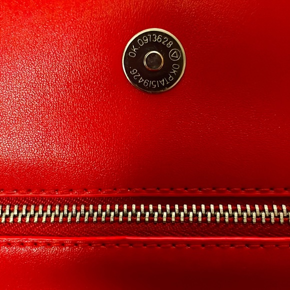 THE PERFECT RED CLUTCH//$5 OR FREE W/$50 PURCHASE - Picture 3 of 8